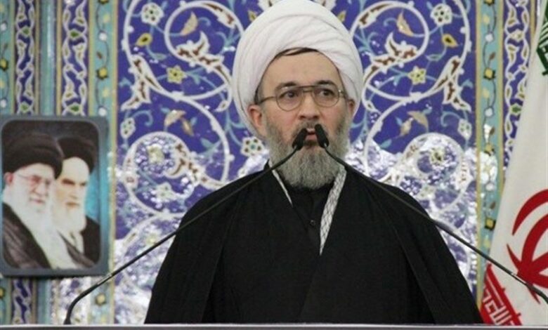 امام جمعه موقت کاشان: مسئولان برای رفع مشکلات از هیچ تلاشی دریغ نکنند