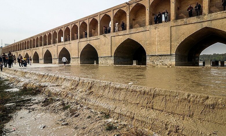 زاینده‌رود جاری می‌شود؛ توقف در بستر رود ممنوع!