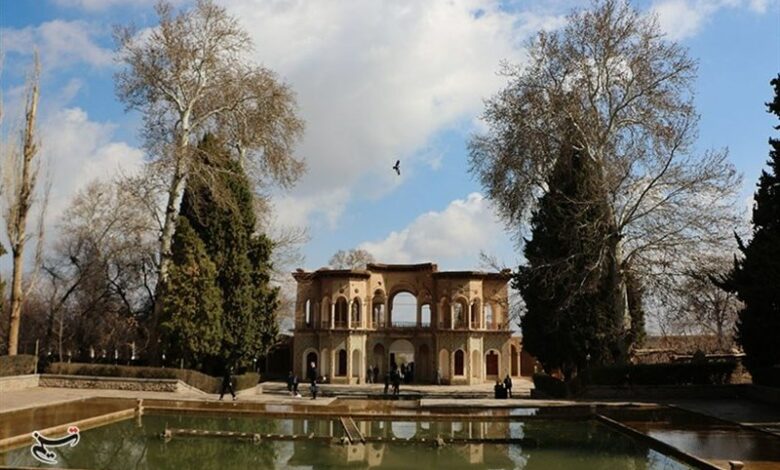 سرو و چنارهای کهنسال باغ شاهزاده ماهان آماده میزبانی از مسافران نوروزی+تصویر