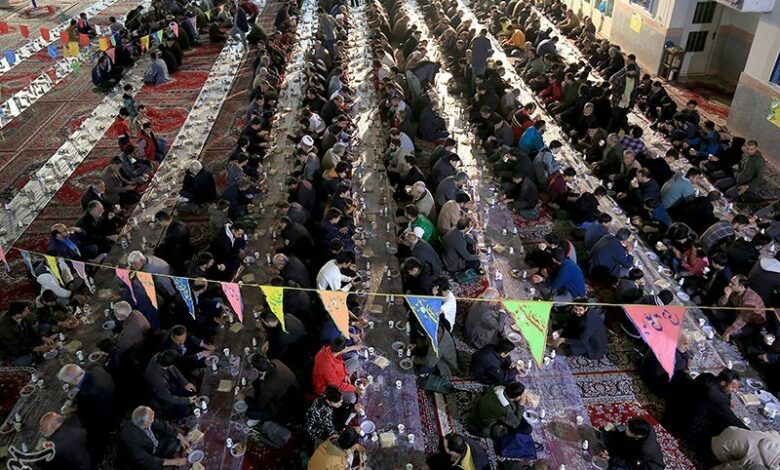 سفره افطار 200 متری در اهواز برپا شد