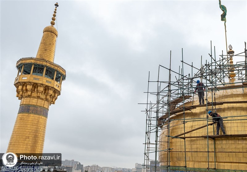 عملیات شست‌وشوی گنبد منور رضوی + تصاویر