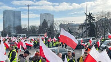 کشاورزان معترض لهستانی پرچم اتحادیه اروپا را آتش زدند+ فیلم