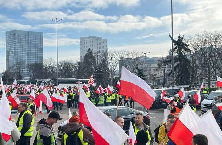 کشاورزان معترض لهستانی پرچم اتحادیه اروپا را آتش زدند+ فیلم