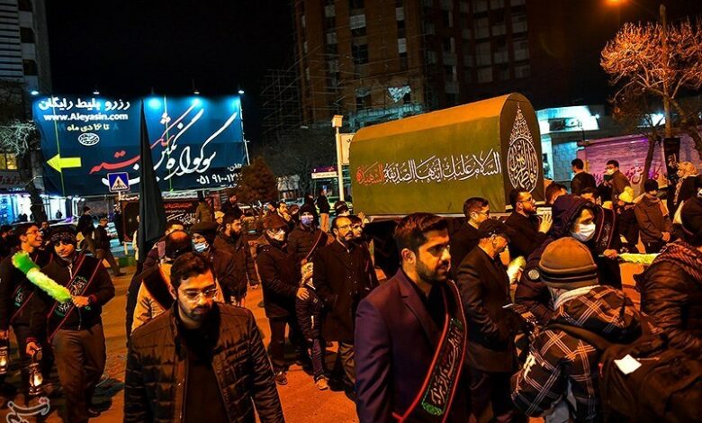 برگزاری مراسم تشییع نمادین امام علی(ع) در ورامین+فیلم