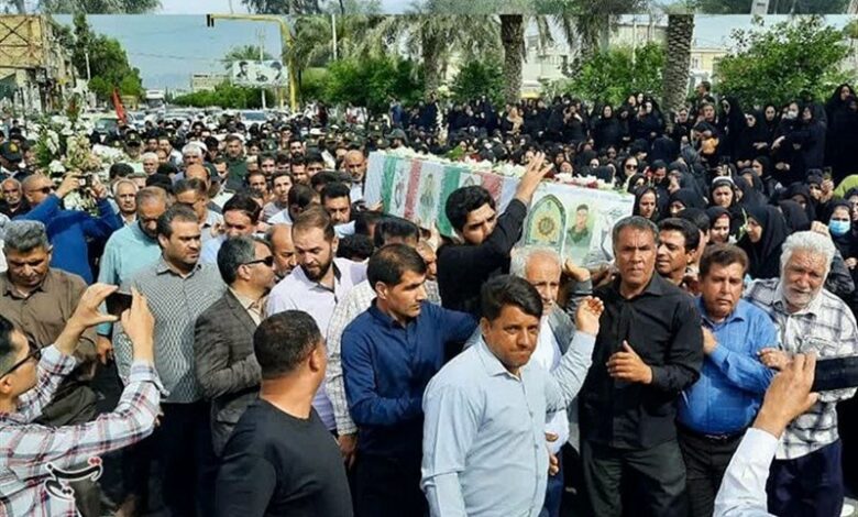 تشییع پیکر مطهر شهید «رودابی» بر دستان مردم جنوب استان کرمان