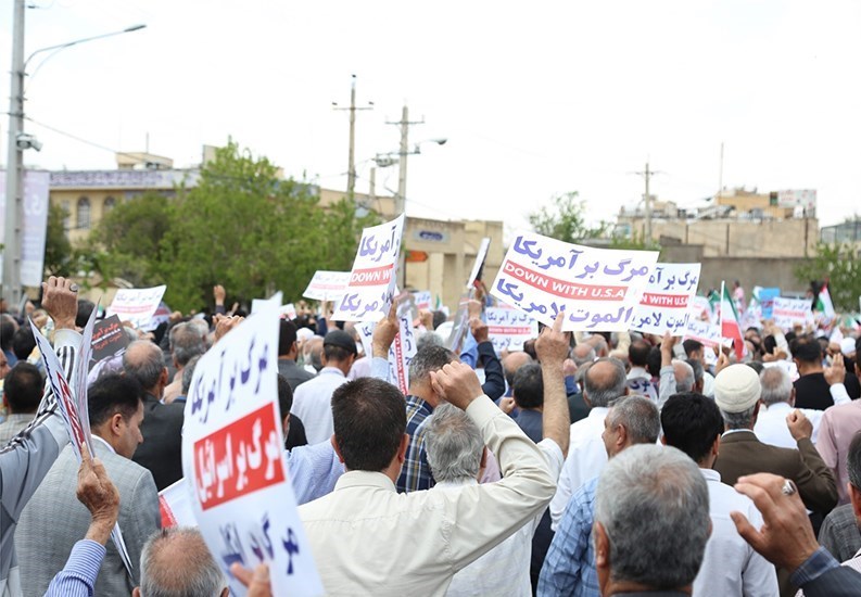 راهپیمایی نمازگزاران شیراز در حمایت از عملیات وعده صادق