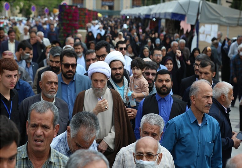 راهپیمایی نمازگزاران شیراز در حمایت از عملیات وعده صادق