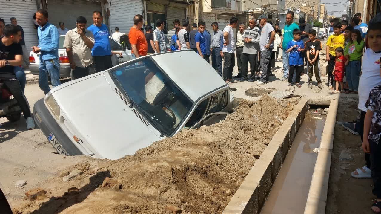 فرونشست زمین در بهارستان خودرو پراید را بلعید+تصاویر