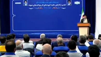 کارآفرینان و کارگران ما در جنگ اقتصادی جانانه در مقابل دشمن ایستاده‌اند