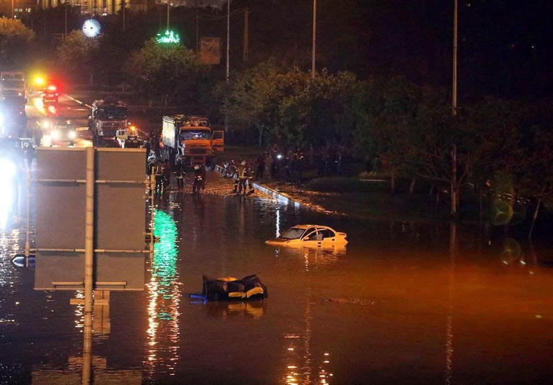 از تخلبه آب زیرگذر انقلاب تا بازگشایی مسیر + تصویر