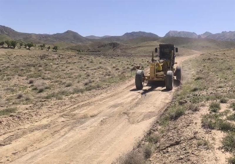 تسطیح 350 کیلومتر از محورهای روستایی شهرستان قاینات