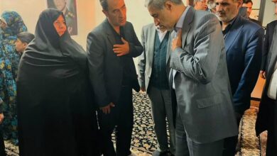 حضور استاندار همدان در منزل شهید محمد رنجنوش