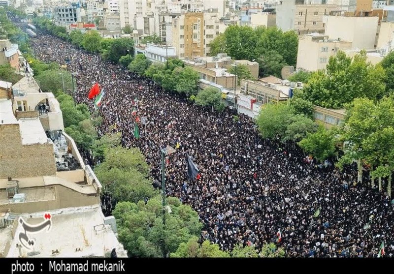 خودروی حامل پیکر شهید رئیسی در سیل جمعیت متوقف شد