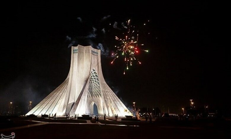 نورپردازی برج آزادی تهران در «روز خرم‌آباد»