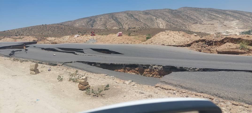 شکاف و فرونشست عمیق در جاده سیاخ دارنگون شیراز + فیلم