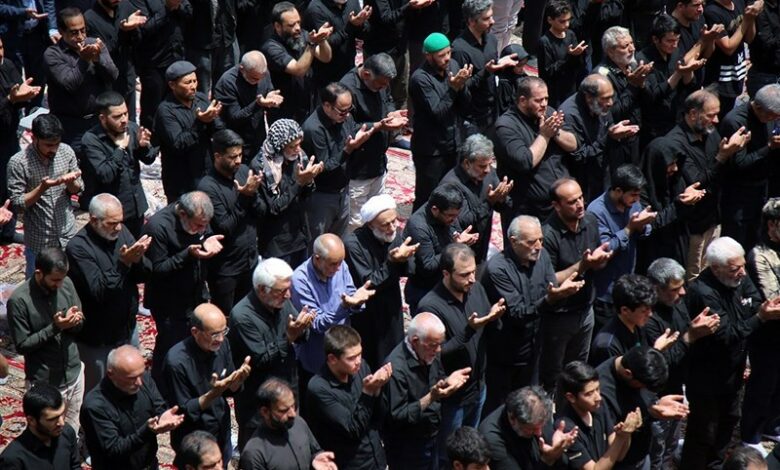 اقامه نماز ظهر تاسوعا در حرم حضرت معصومه(س)