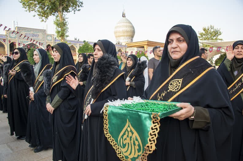 اهتزاز پرچم عزای حسینی بر فراز گنبد حرم شاهچراغ