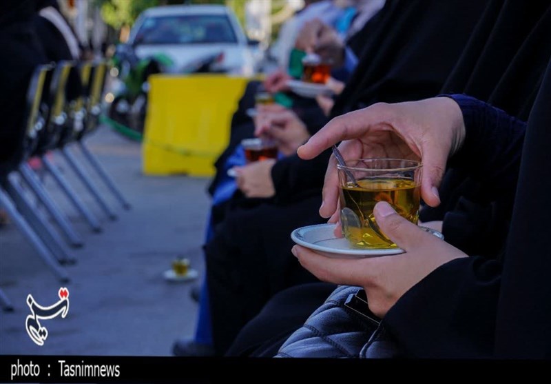 جرعه جرعه ارادت در چایخانه امام هادی (ع)+تصویر