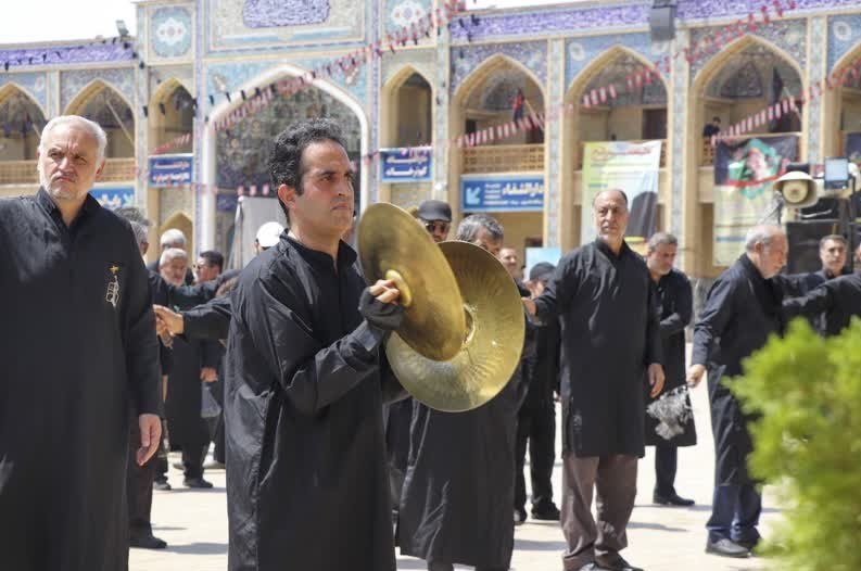 سوگواری عاشقان ثارالله در سومین حرم اهل‌بیت در تاسوعای حسینی