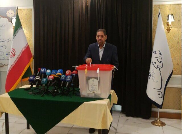 پروین رای خود را در صندوق انداخت