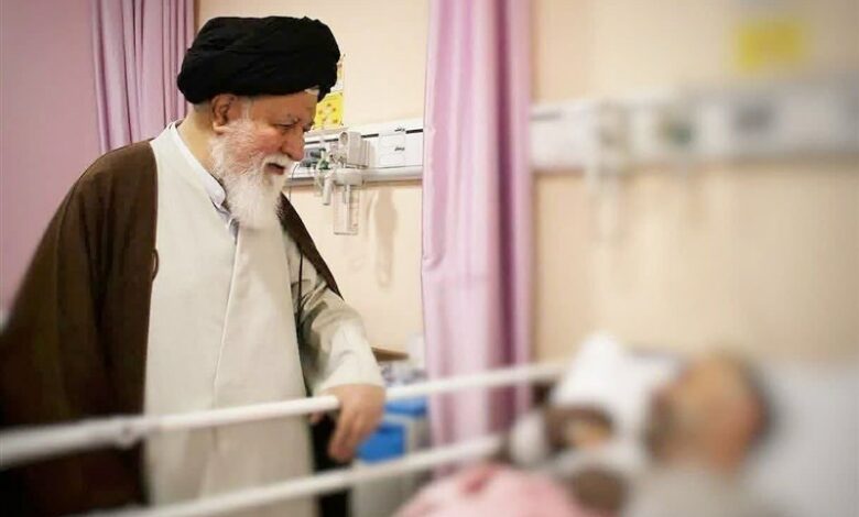 آیت الله علم الهدی از مجروحان لبنانی در مشهد عیادت کرد