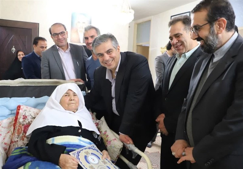 أم‌الشهدای فرهمند به فرزندان شهیدش پیوست+عکس