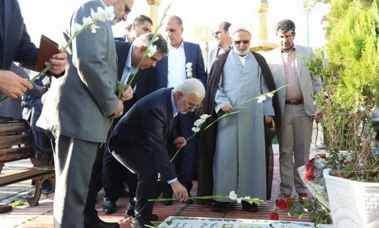 ادای احترام وزیر کشور به مقام شامخ شهدا در گلزار شهدای اراک