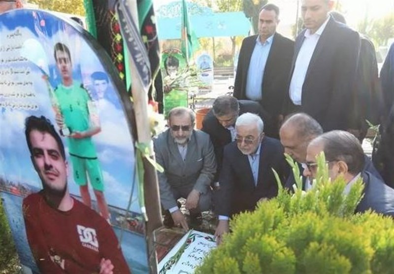 ادای احترام وزیر کشور به مقام شامخ شهدا در گلزار شهدای اراک