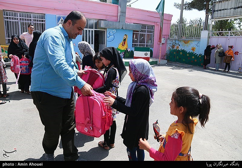 اهدای 5300 بسته تحصیلی به دانشآموزان تحت پوشش کمیته امداد