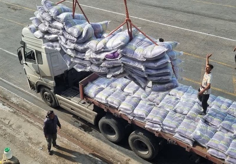 ترخیص دومین محموله 2400 تنی برنج وارداتی در بندرعباس+فیلم