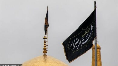 تعویض پرچم گنبد منور رضوی در سالروز شهادت حضرت فاطمه (س)