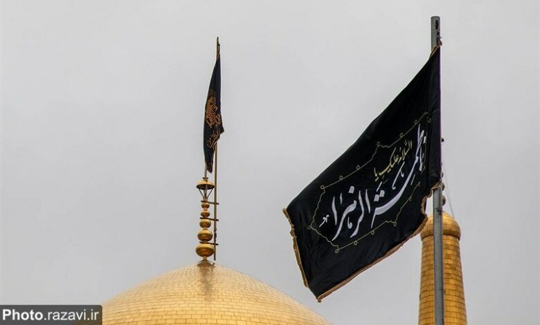 تعویض پرچم گنبد منور رضوی در سالروز شهادت حضرت فاطمه (س)