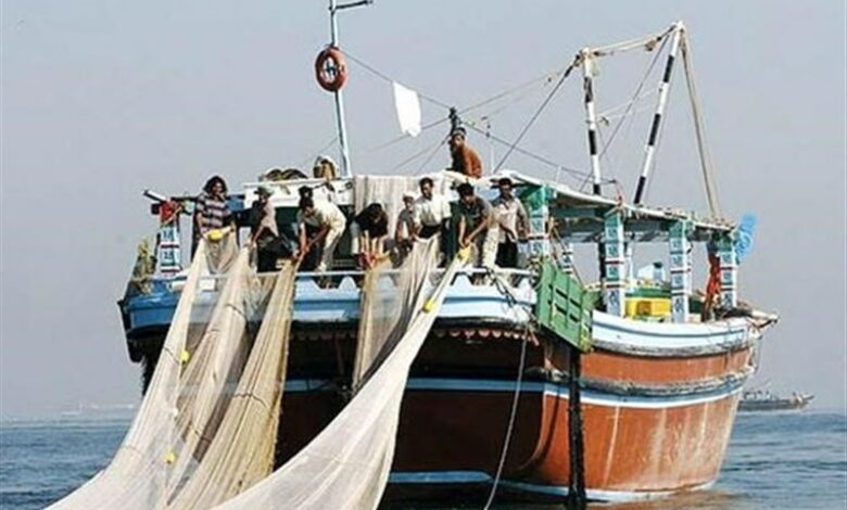 توقیف لنج ترال حامل بار انواع آبزیان دریایی قاچاق در چابهار