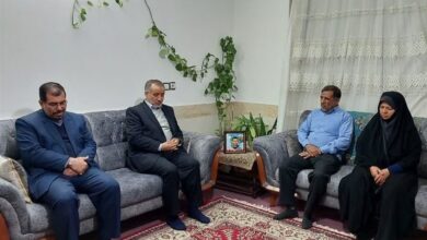 دیدار استاندار خراسان جنوبی با خانواده شهید مدافع حرم