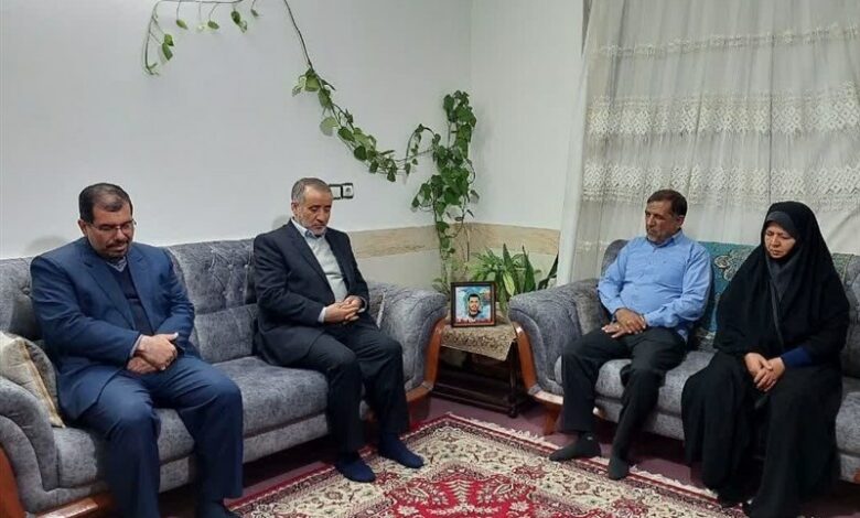 دیدار استاندار خراسان جنوبی با خانواده شهید مدافع حرم