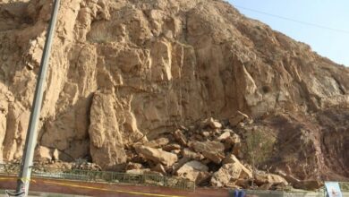 ریزش بخشی از دیواره کوه کنار بقعه بی‌بی شهربانو
