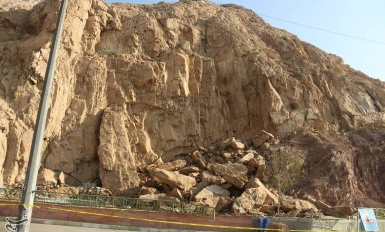 ریزش بخشی از دیواره کوه کنار بقعه بی‌بی شهربانو