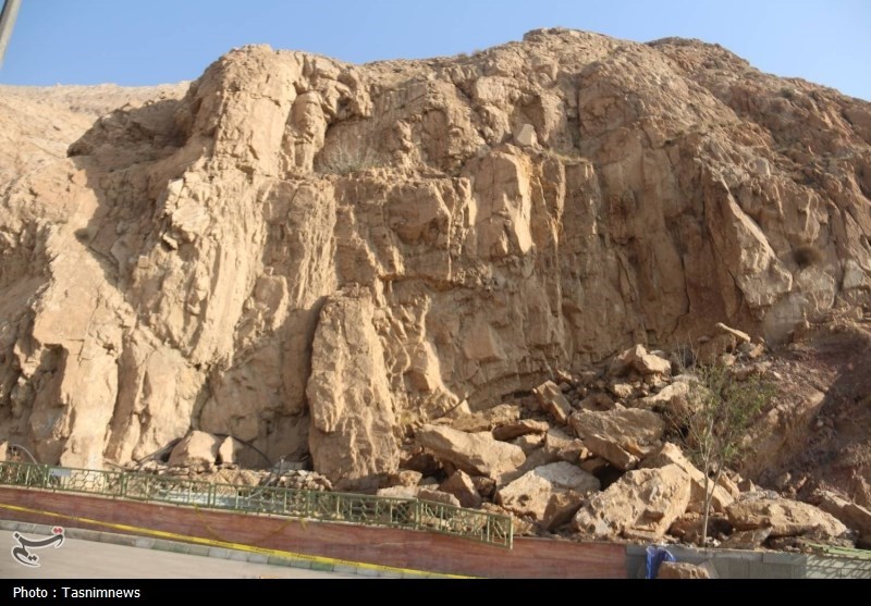 ریزش بخشی از دیواره کوه کنار بقعه بی‌بی شهربانو