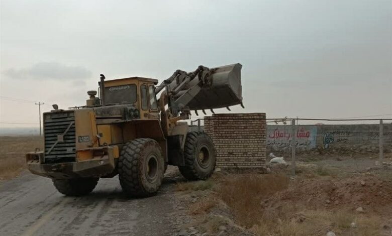 قلع و قمع ساخت و سازهای غیرمجاز در روستای صومعه نیشابور