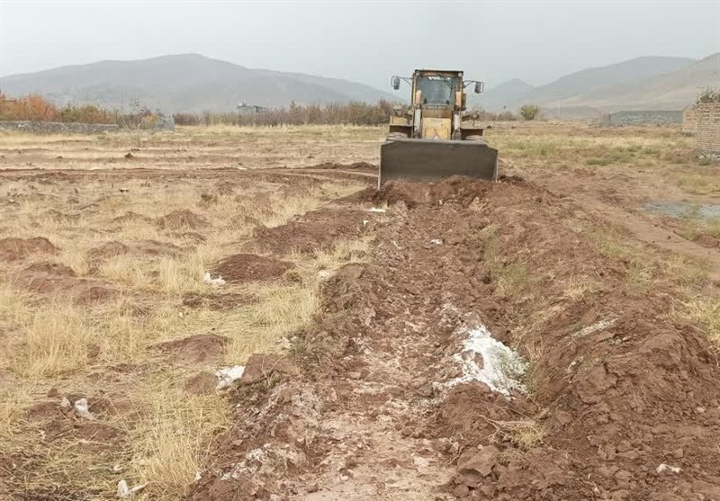 قلع و قمع ساخت و سازهای غیرمجاز در روستای صومعه نیشابور