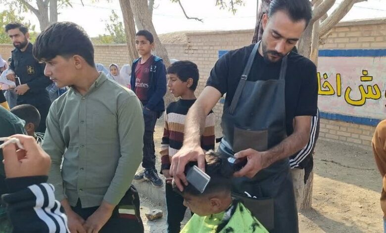 قیچی مهربانی جهادگران بسیجی بر سر کودکان نیازمند تربت‌جامی