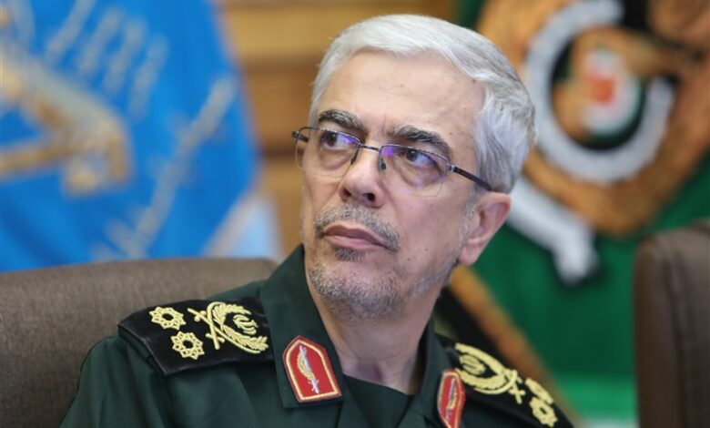 نیرو‌های مسلح با اعتقاد راسخ در مقابل دشمن ایستاده‌اند