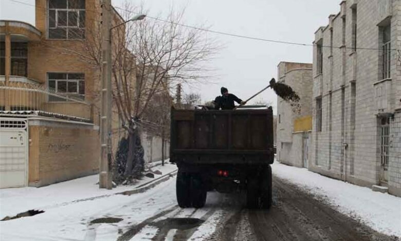 آماده‌باش‌ شهرداری بجنورد/ تلاش شبانه برای یخ‌زدایی معابر‌