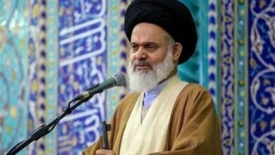 امام جمعه قم: برخی مسئولان هنوز آمریکا را کعبه آمال می‌دانند
