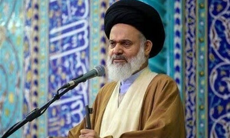 امام جمعه قم: برخی مسئولان هنوز آمریکا را کعبه آمال می‌دانند