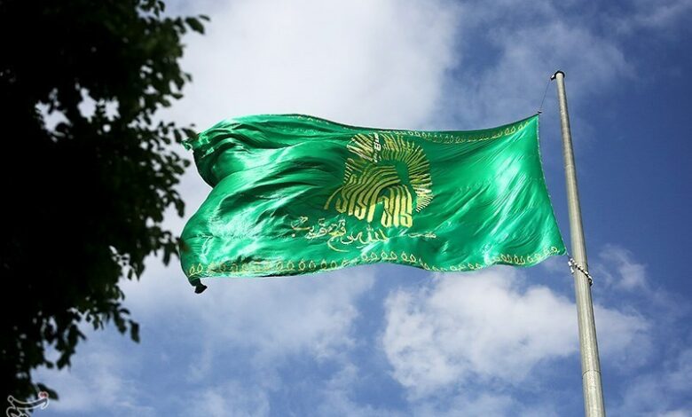 اهتزاز پرچم منقش به نام امام رضا(ع) در بوموسی