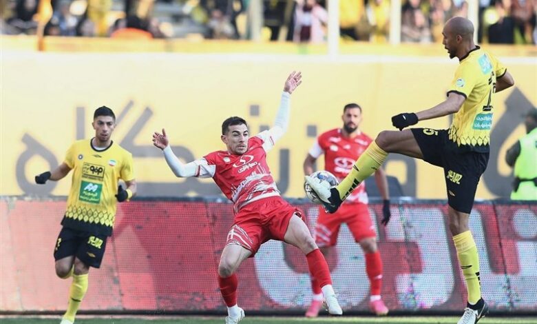 تساوی سپاهان و پرسپولیس 10 نفره در نیمه نخست