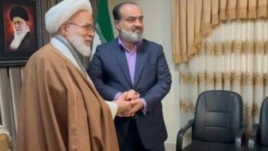تقدیم انگشتر رهبر انقلاب به سرکنسول عراق در کرمانشاه