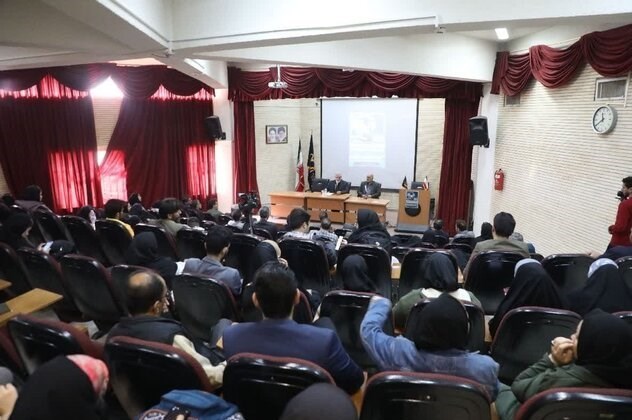 دانشجویان، ناظران و منتقدان سند 20‌ساله شیراز باشند