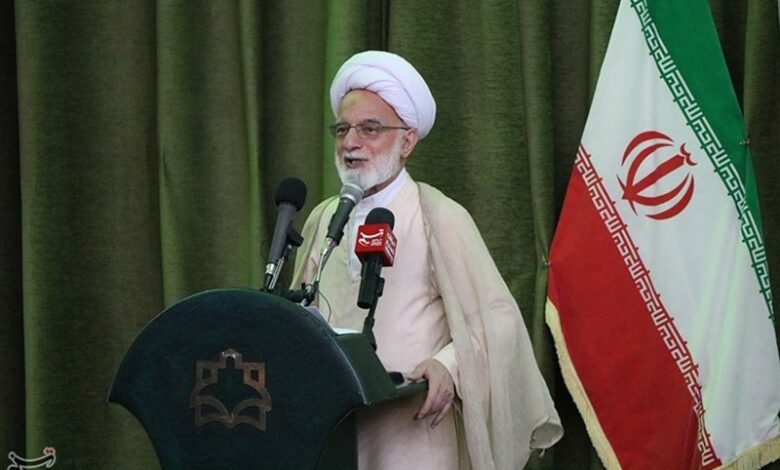 دشمن به دنبال کوچکترین غفلت است